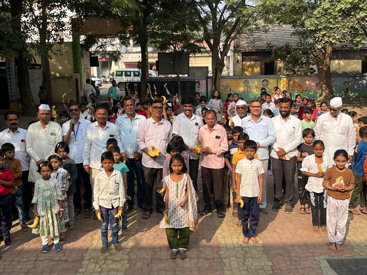 हिंदू हृदय सम्राट शिवसेनाप्रमुख वंदनीय बाळासाहेब ठाकरे यांच्या जन्मशताब्दी महोत्सव निमित्त आळकुटी येथे जिल्हा परिषद शाळेत मुलांना खाऊचे वाटप